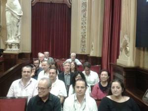 Representantes de los Sindicatos Médicos asisten al Pleno del Parlament.