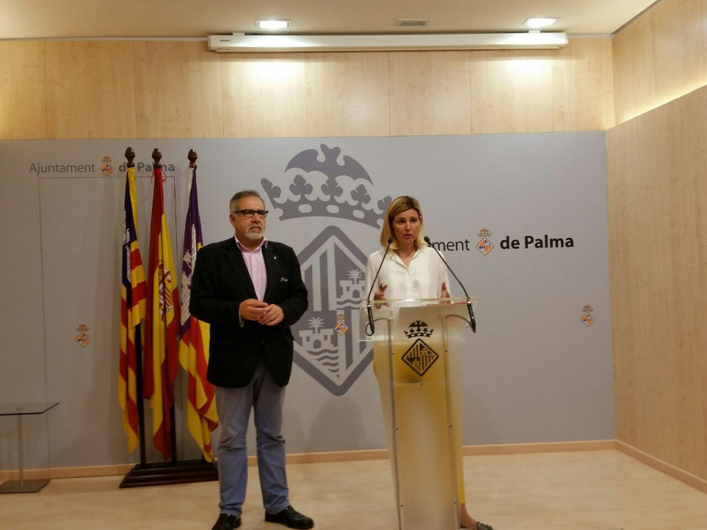 20160520 La regidora Patricia Conrado y el portavoz, Josep Lluís Bauzà, en la rueda de prensa de hoy sobre el Palacio de Congresos