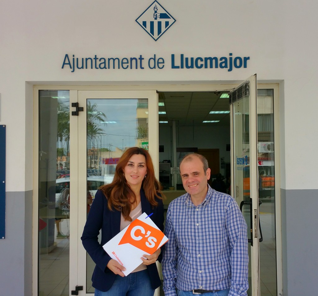 201601031-noemi-getino-y-juan-exposito-de-cs-llucmajor-tras-registrar-la-peticion-el-lunes-31-de-octubre