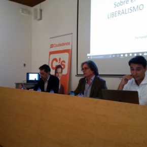 Fernando Navarro: 'Actualmente la democracia española está amenazada por dos populismos, el ideológico de Pablo Iglesias y el de los nacionalistas'