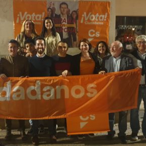 Ciudadanos arranca una “ilusionante campaña” en Ibiza con la tradicional pegada de carteles en Vara de Rey