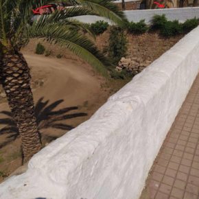Cs Ciutadella alerta sobre el peligro que supone la baja altura de la pared que va desde el parque infantil de Dalt es Penyals hasta la costa de 'es satileno'