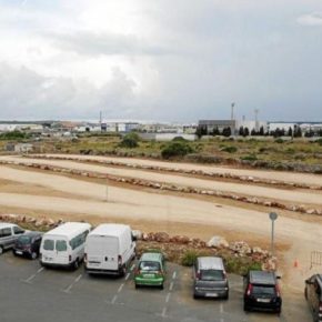 Cs Ciutadella pide al Ayuntamiento acondicionar el parking que cedió al Consell para disponer de más plazas durante las fiestas y el verano