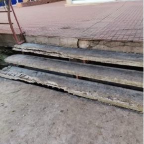 CS Ciutadella denuncia el mal estado que presentan el parque infantil de la Plaza de la Consolación y sus escaleras de acceso